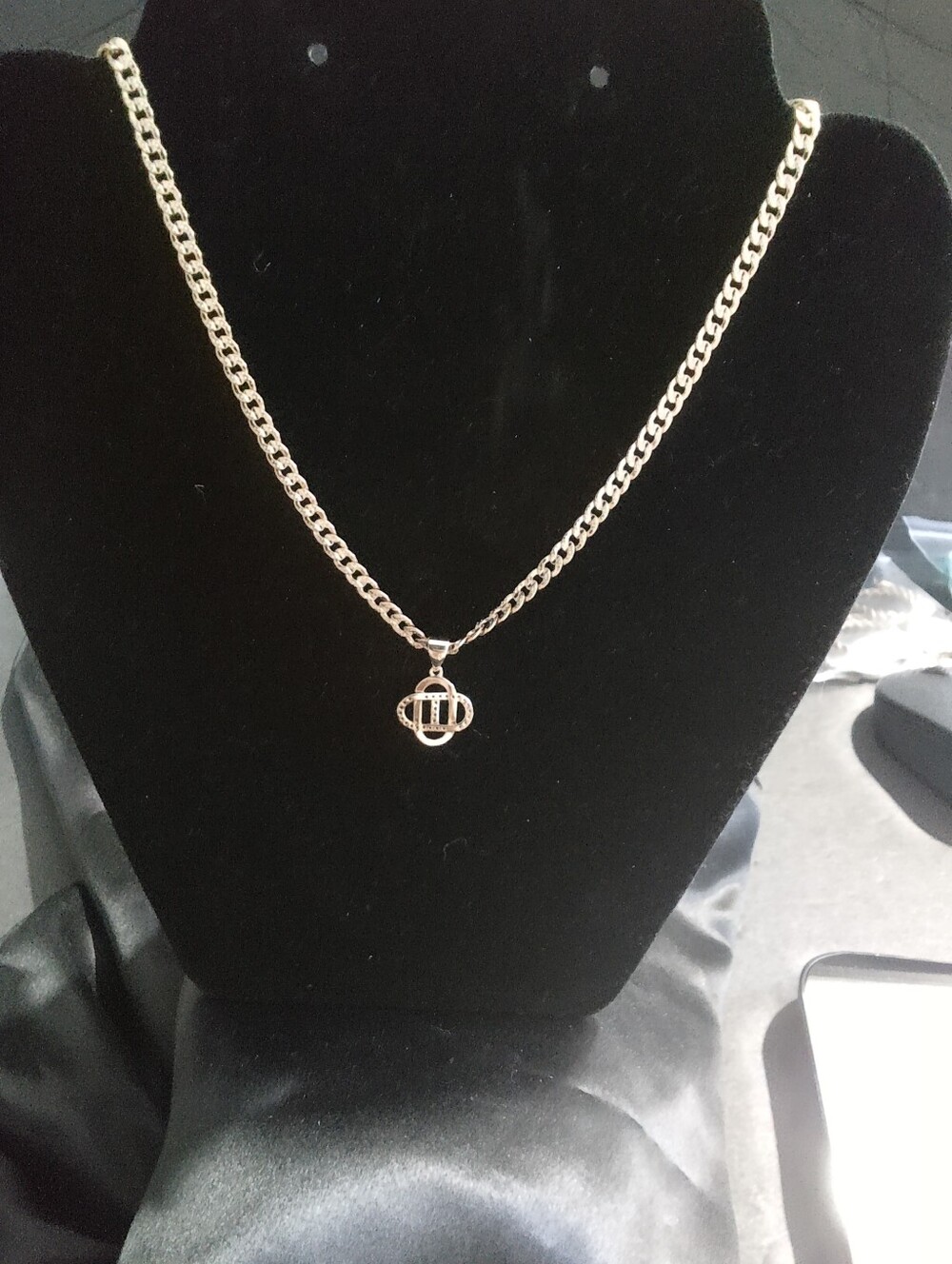 14k Gold Chain Necklace with Decorative Pendant